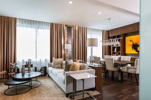 Suíte presidencial, 1 quarto | Edredons de pluma, cofres nos quartos, escrivaninha