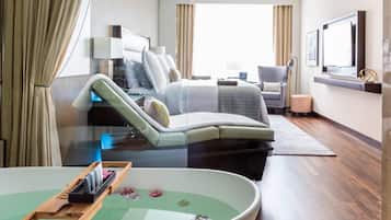 Rom, 1 kingsize-seng | Dundyner, safe på rommet, skrivebord og skrivebord for bærbar PC