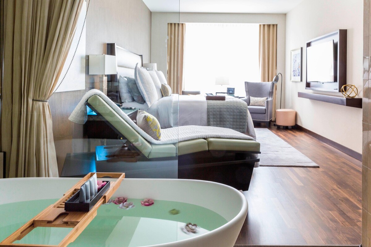 Downtown bathroom with jacuzzi