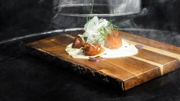 Petit déjeuner et déjeuner servis sur place, spécialités Cuisine locale