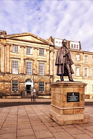 Minibar, escritorio, tabla de planchar con plancha y wifi gratis