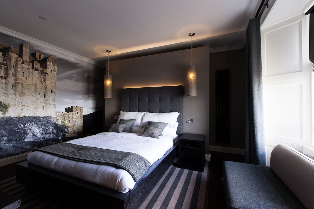 Executive Room | Minibar, desk, iron/ironing board, WiFi (free)