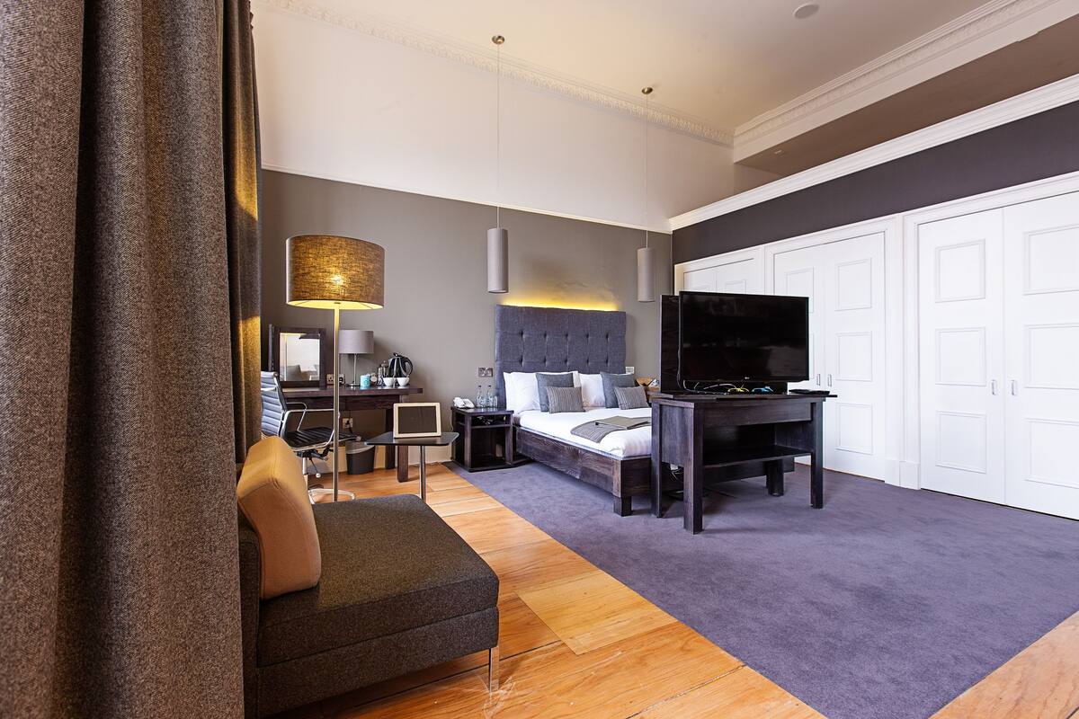 Suite (Master) | Minibar, desk, iron/ironing board, WiFi (free)