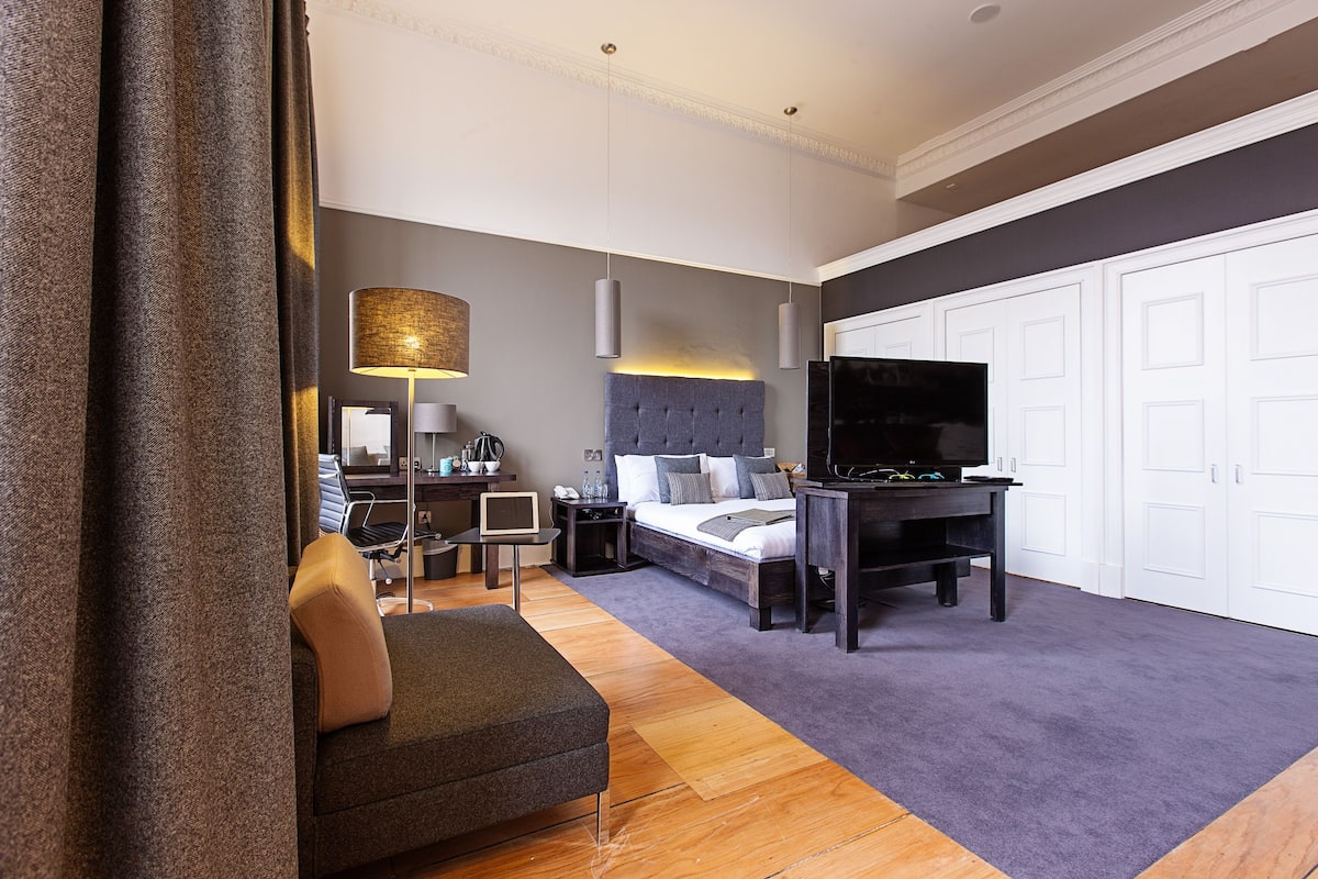 Suite (Master) | Een minibar, een bureau, een strijkplank/strijkijzer, gratis wifi