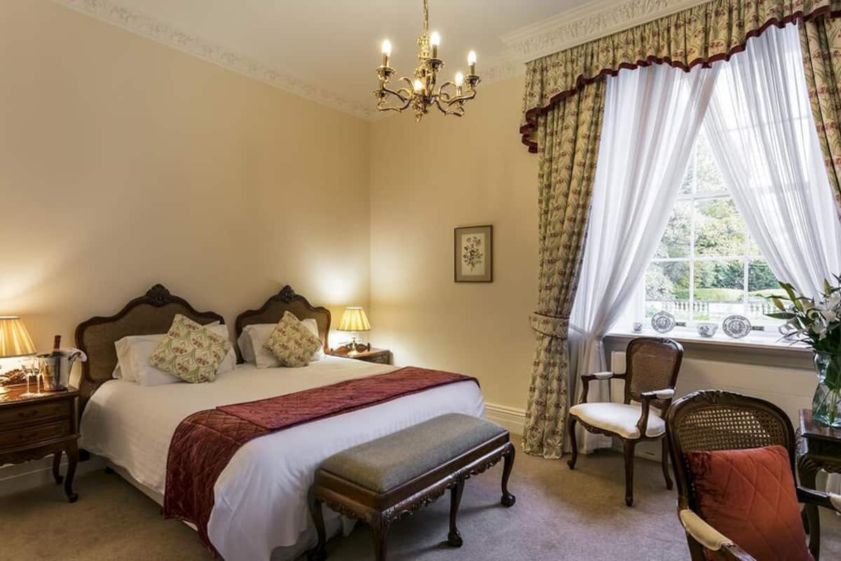 Club Double or Twin Room, 2 Twin Beds, Accessible | 1 bedroom, individually decorated, iron/ironing board, WiFi