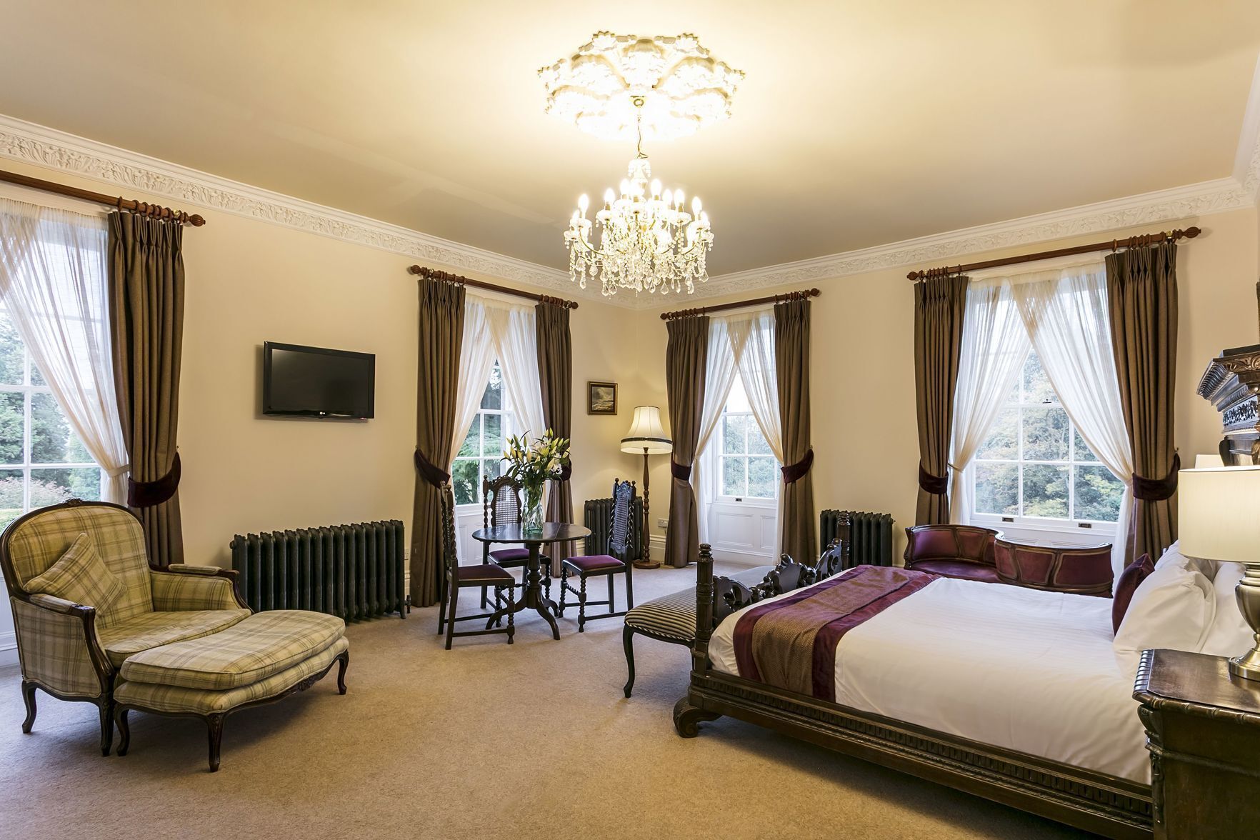 Individually decorated, iron/ironing board, WiFi, bed sheets