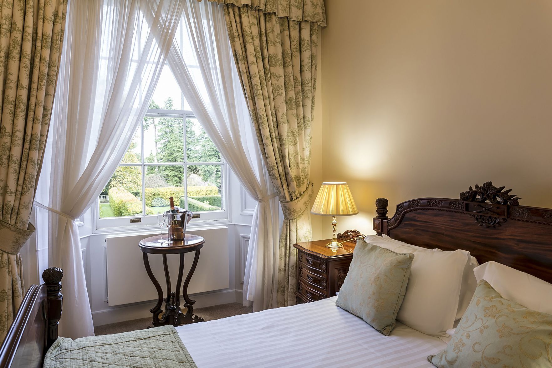 Individually decorated, iron/ironing board, WiFi, bed sheets