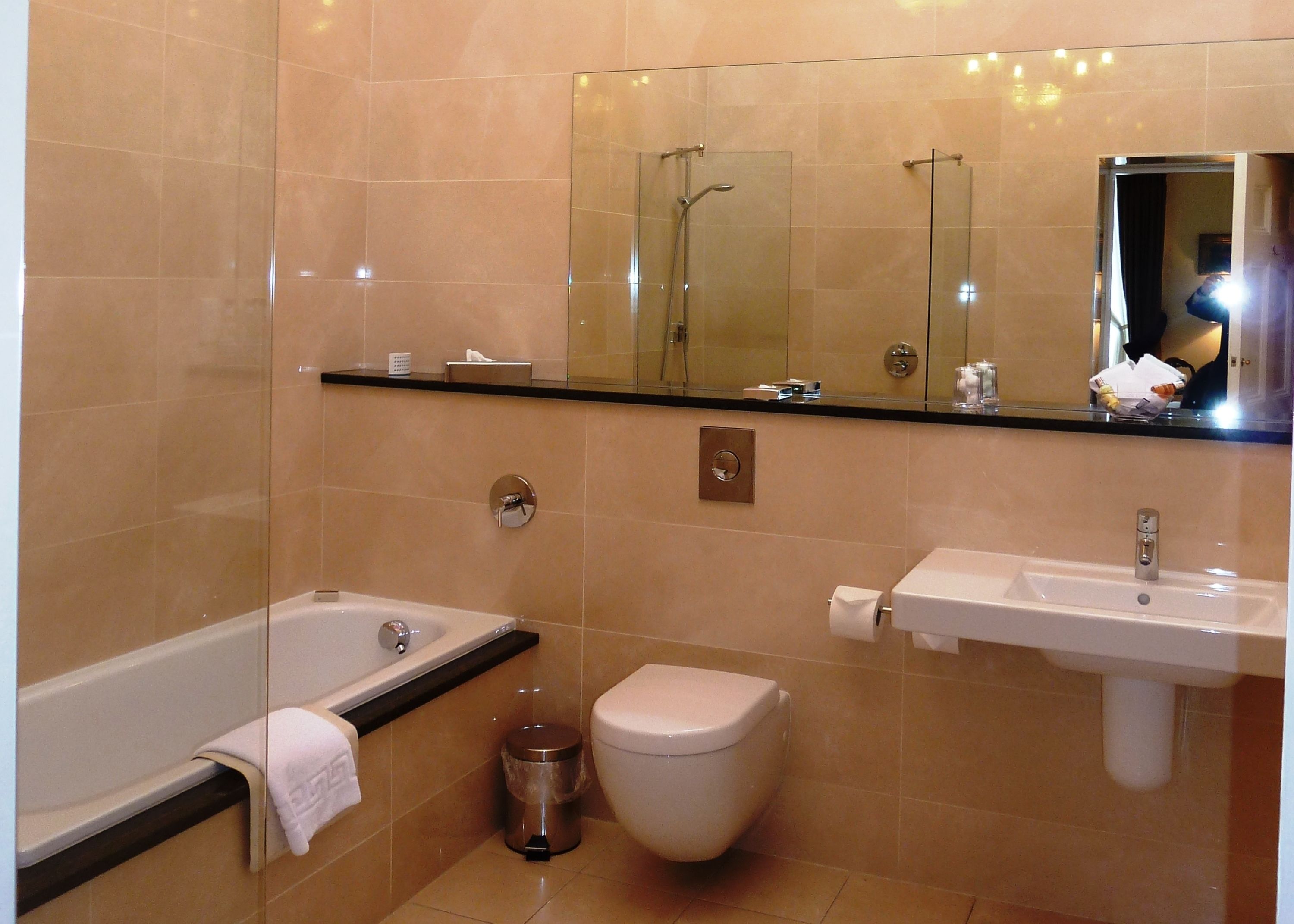 Un baño con bañera, inodoro y lavamanos.