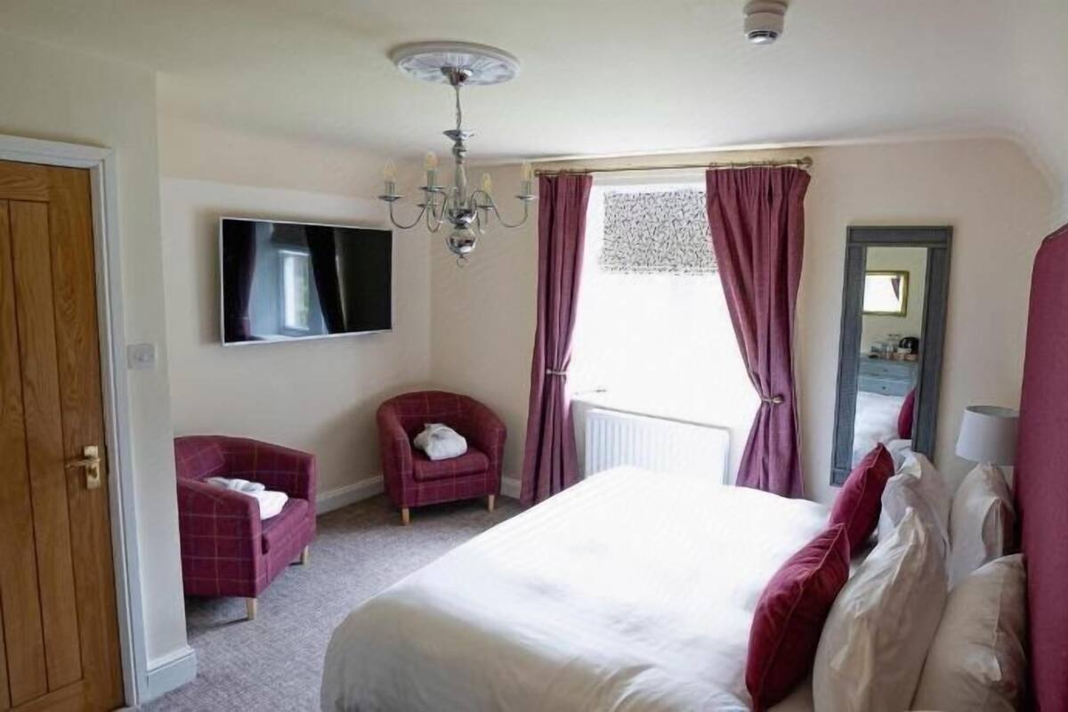 Iron/ironing board, WiFi, individually decorated, bed sheets