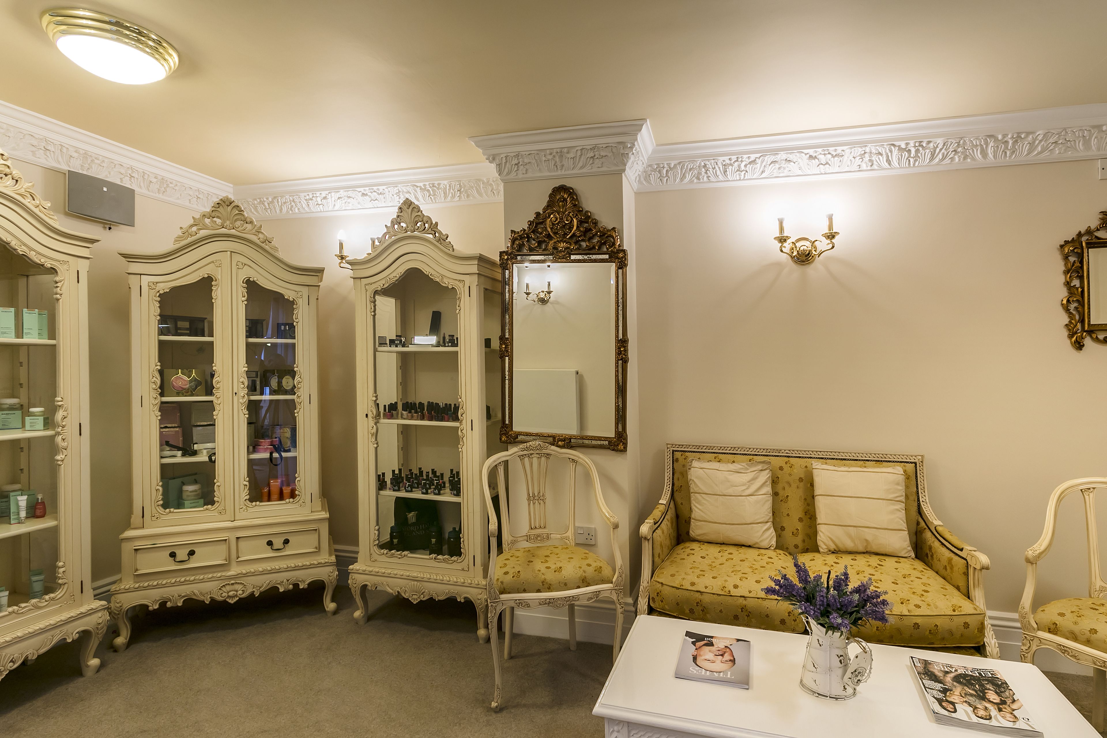 Une pièce meublée avec goût, comprenant notamment une grande armoire, un canapé et un fauteuil.
