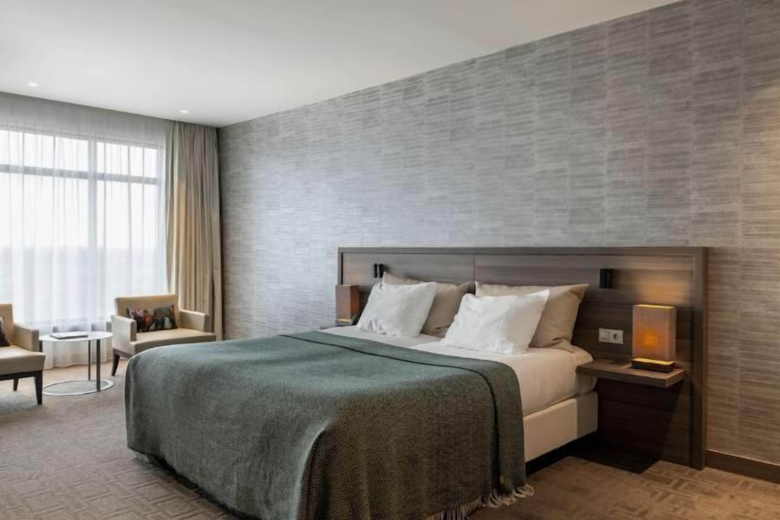 Hochwertige Bettwaren, Minibar, Zimmersafe, Schreibtisch