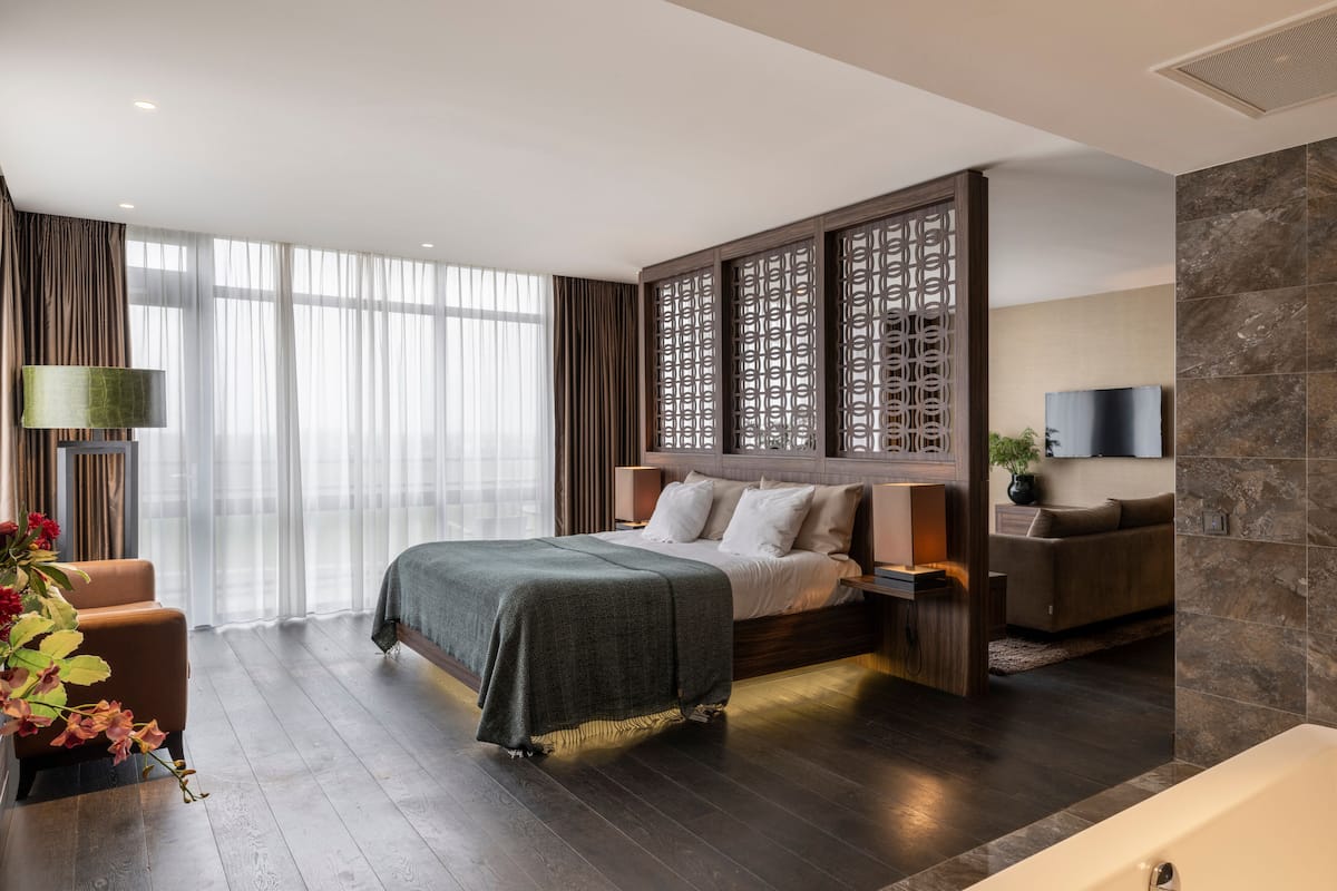 executive suite, jetted tub | 1 bedroom, premium bedding, minibar, in-room safe