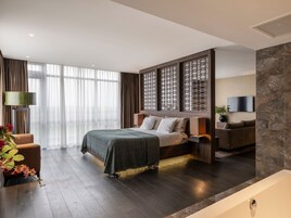 Executive-Suite, Whirlpool | Hochwertige Bettwaren, Minibar, Zimmersafe, Schreibtisch