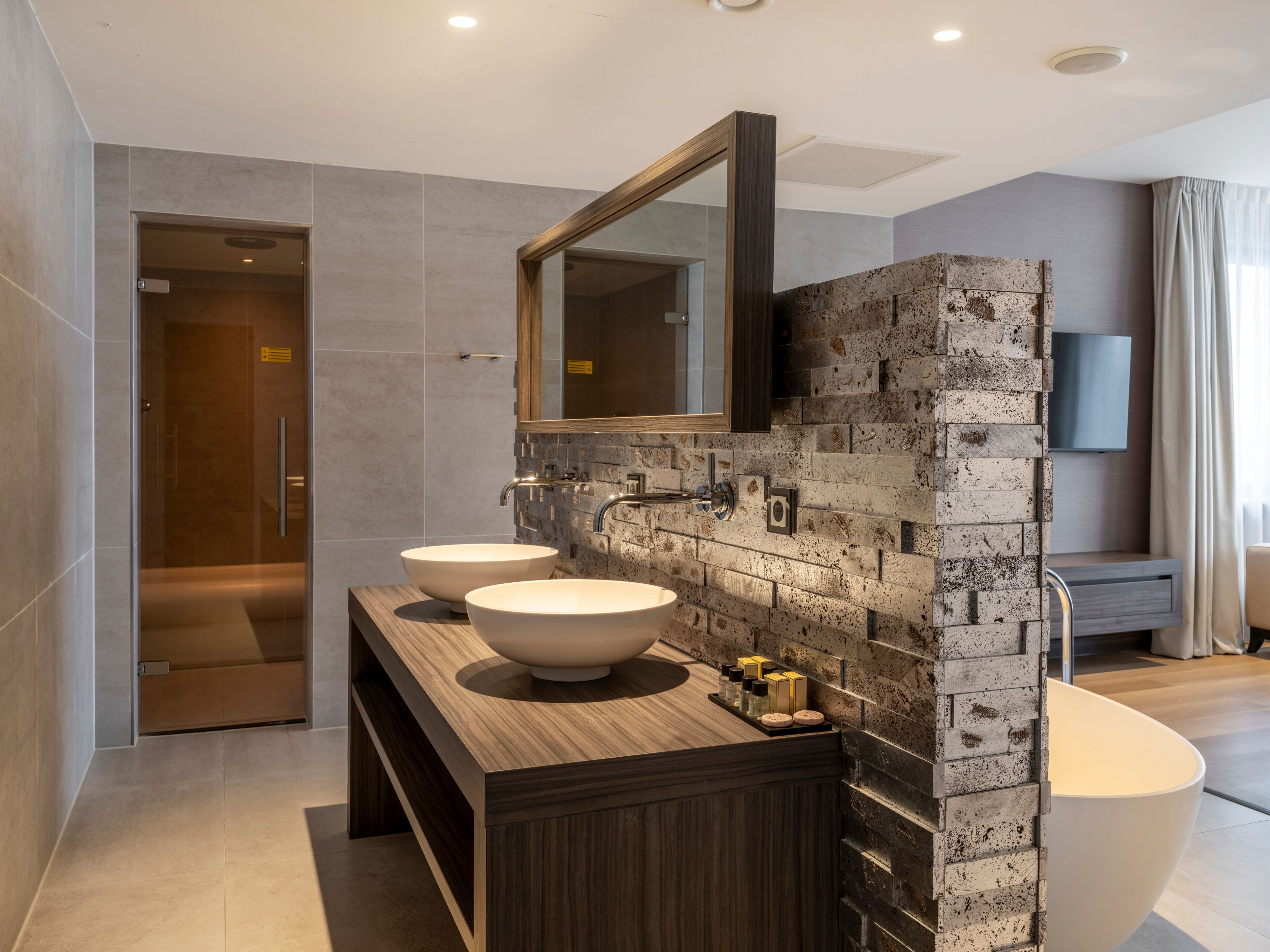 executive suite, sauna | bathroom | separate bathtub and shower, free toiletries, hair dryer, towels