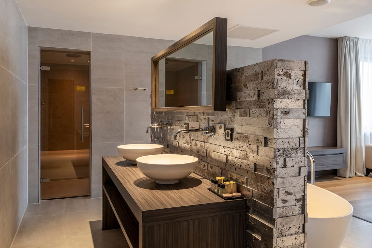 executive suite, sauna | bathroom | separate bathtub and shower, free toiletries, hair dryer, towels