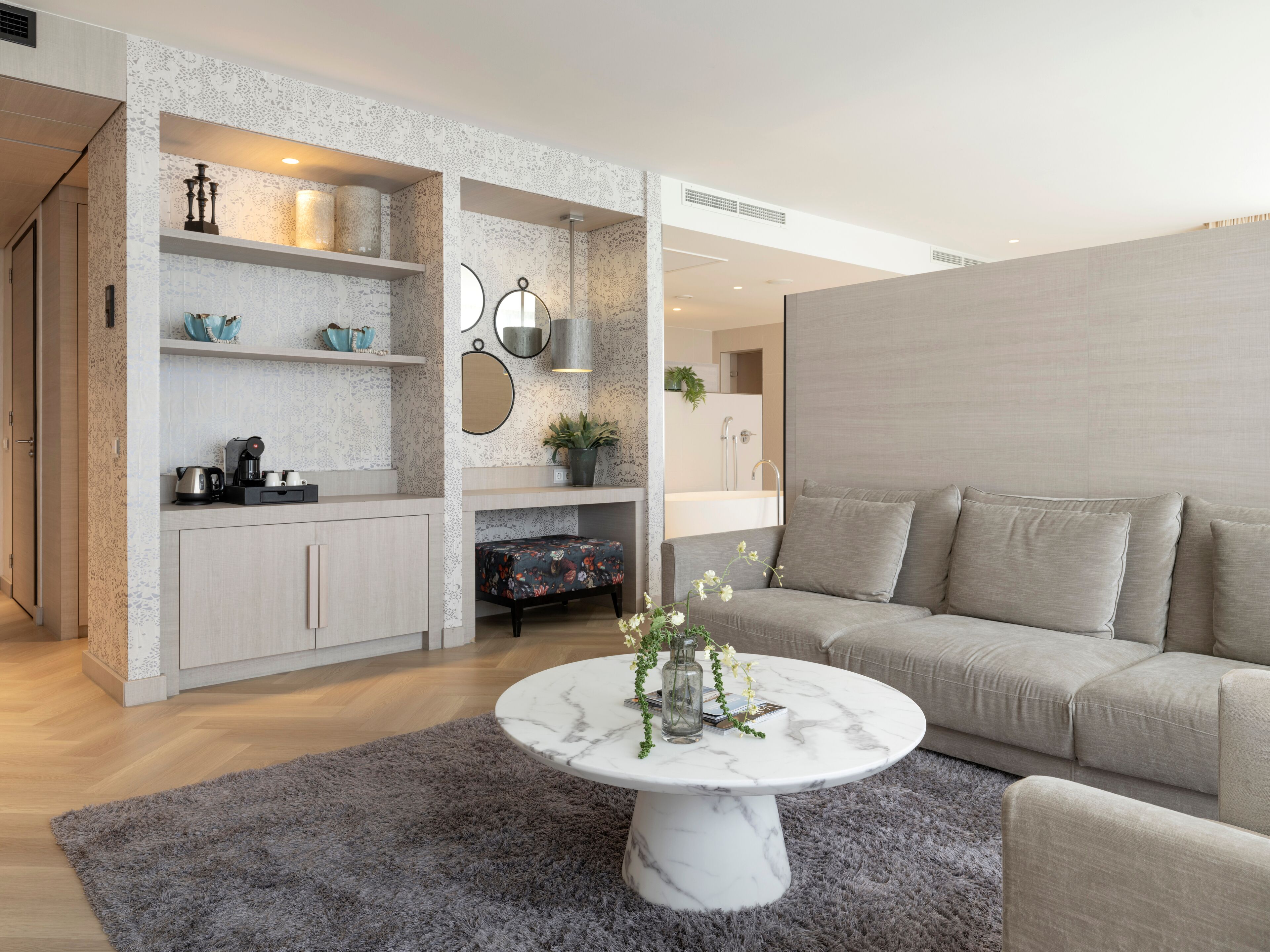 Executive suite, sauna | Luxe beddengoed, een minibar, een kluis op de kamer, een bureau