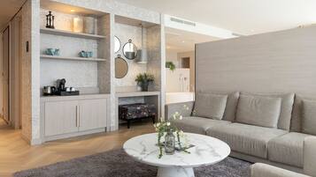 Executive suite, sauna | Luxe beddengoed, een minibar, een kluis op de kamer, een bureau