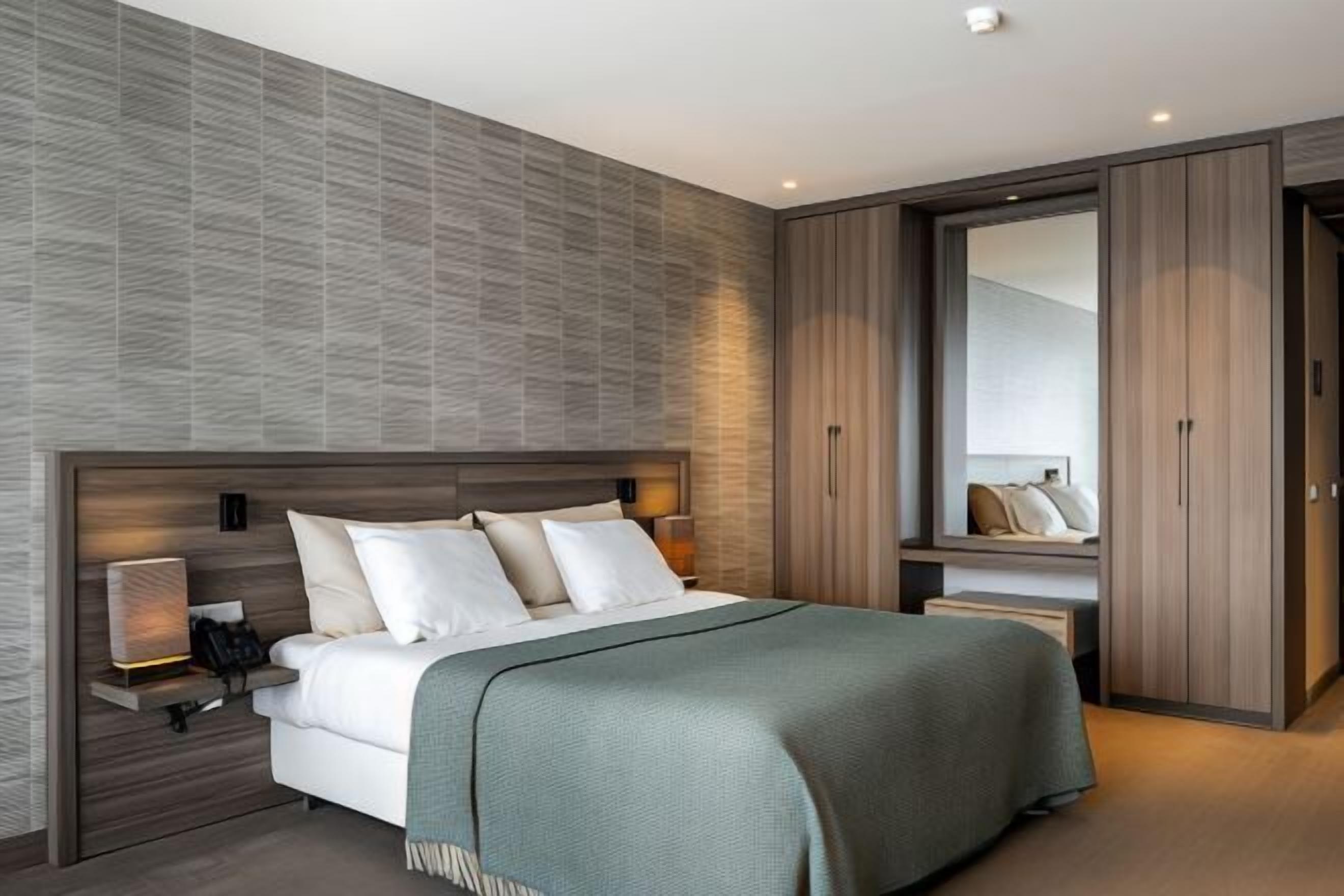 Hochwertige Bettwaren, Minibar, Zimmersafe, Schreibtisch