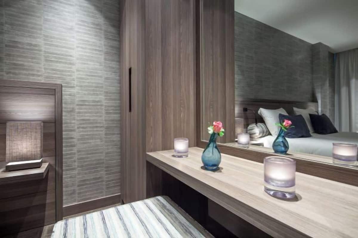 1 sovrum, sÀngtillbehör av högsta kvalitet och minibar