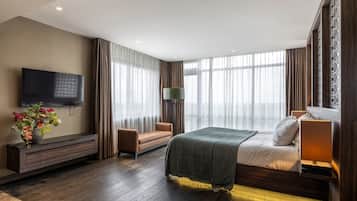 Executive suite, bubbelbad | Luxe beddengoed, een minibar, een kluis op de kamer, een bureau