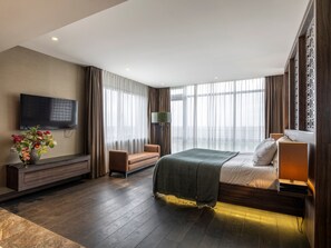 Executive Suite, Jetted Tub