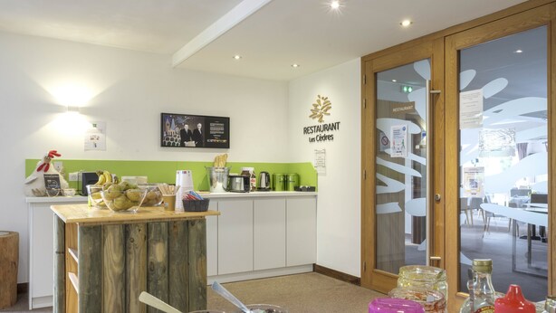 A restaurant with a wooden counter, a green wall, and a sign that reads "RESTAURANT Les Cendres". - Ibis Styles Sarrebourg Hotel (Sarrebourg)