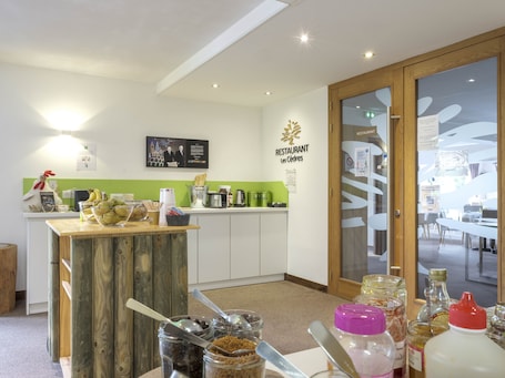 Desayuno buffet. Ibis Styles Sarrebourg Hotel