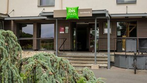 A hotel entrance with a sign reading "ibis Styles Hotels" and "Sarrebourg". - Ibis Styles Sarrebourg Hotel (Sarrebourg)
