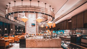 A modern hotel lobby with a central bar area, seating arrangements, and a large chandelier. - Sheraton Langfang Chaobai River Hotel (Langfang)