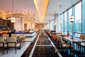 2 restaurantes; se sirve almuerzo y cena; cocina china