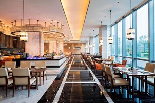 2 间餐厅，供应午餐和晚餐，中国菜