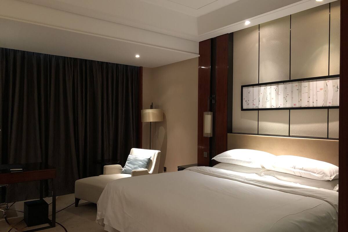 Club Room, 1 King Bed | Premium bedding, minibar, in-room safe, desk
