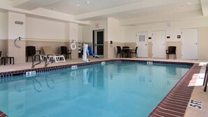 Une piscine intérieure à l’eau claire, dotée d’un poste de surveillance pour le sauveteur et d’un espace vestiaire.