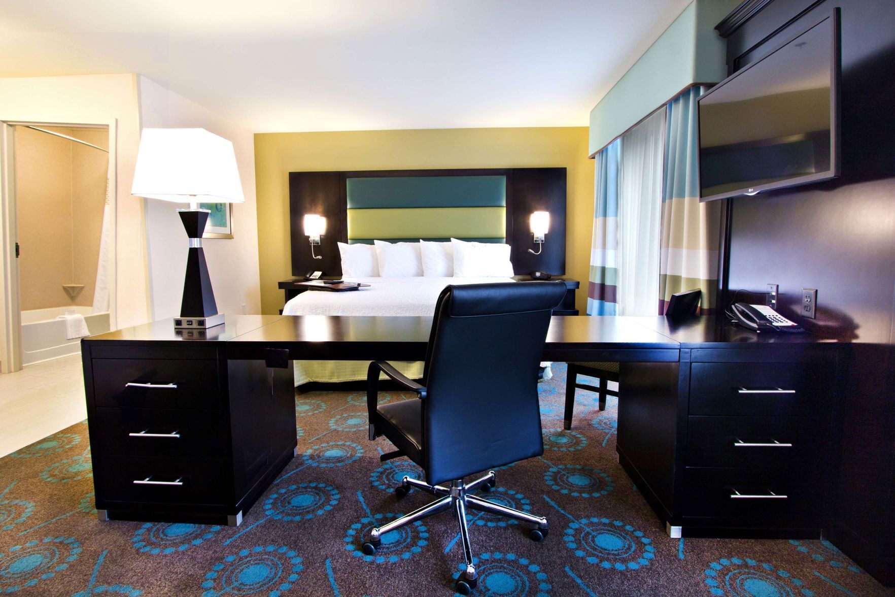 セーフティボックス (室内)、デスク、遮光カーテン、アイロン / アイロン台