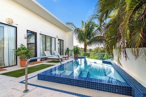 Outdoor pool - Vintro Hotel (Miami Beach)
