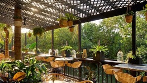 Outdoor dining - Vintro Hotel (Miami Beach)