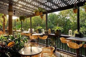 Outdoor dining - Vintro Hotel (Miami Beach)