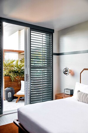 Minibar, in-room safe, desk, iron/ironing board - Vintro Hotel (Miami Beach)