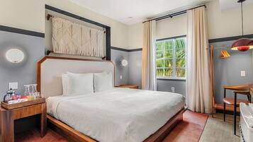 Minibar, caja de seguridad en la habitación y escritorio