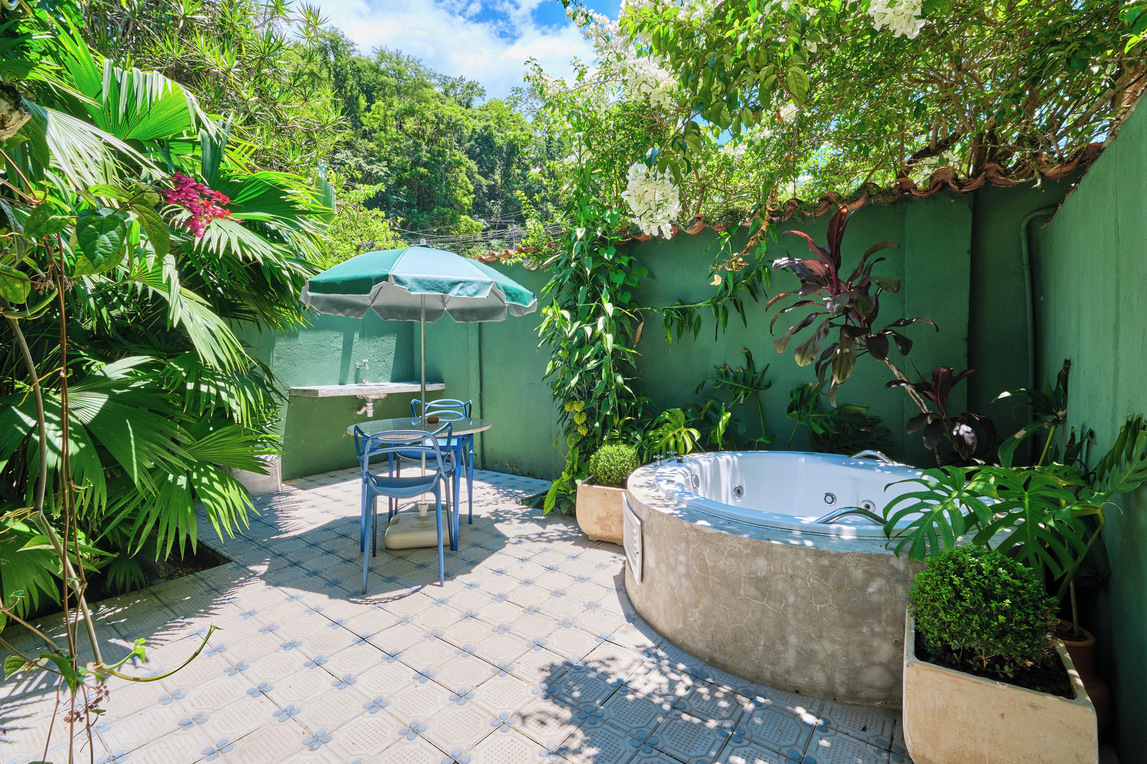 Habitación Deluxe, 1 habitación, vistas al jardín, mirando al jardín con bañera de hidromasaje | Terraza o patio