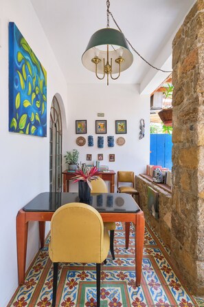 32-inch flat-screen TV with satellite channels, TV - Pousada Pontal Gardens (Paraty)