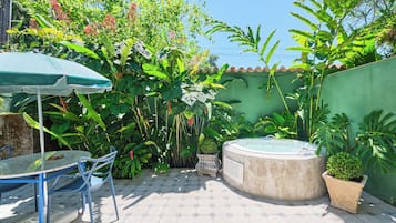 Habitación triple Deluxe con bañera de hidromasaje | Private spa tub
