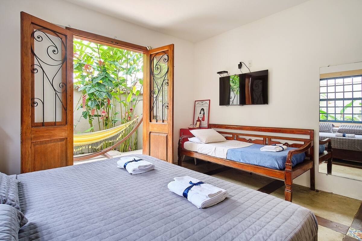 Habitación triple Deluxe con bañera de hidromasaje | 埃及棉床單、高級寢具、特厚豪華床墊、迷你吧贈品