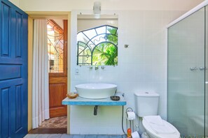Habitación Deluxe, 1 habitación, vistas al jardín, mirando al jardín con bañera de hidromasaje | Bathroom - Pousada Pontal Gardens (Paraty)