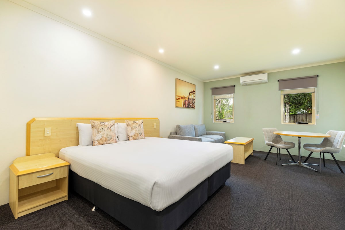 Executive Room | 1 bedroom, desk, iron/ironing board, free WiFi