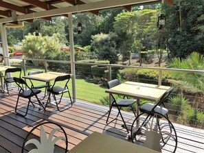 Se sirven cenas y cocina local (con vistas al jardín) 