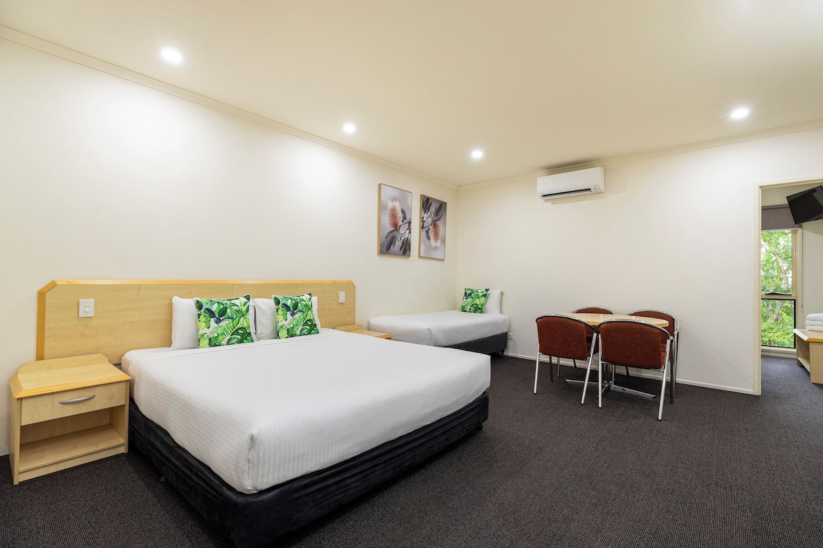 Family Room | 1 bedroom, desk, iron/ironing board, free WiFi