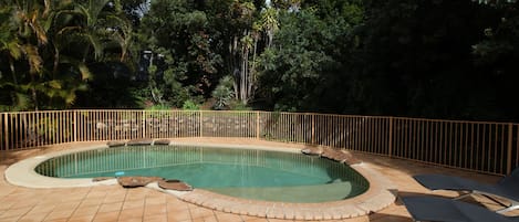 Piscine extérieure, chaises longues