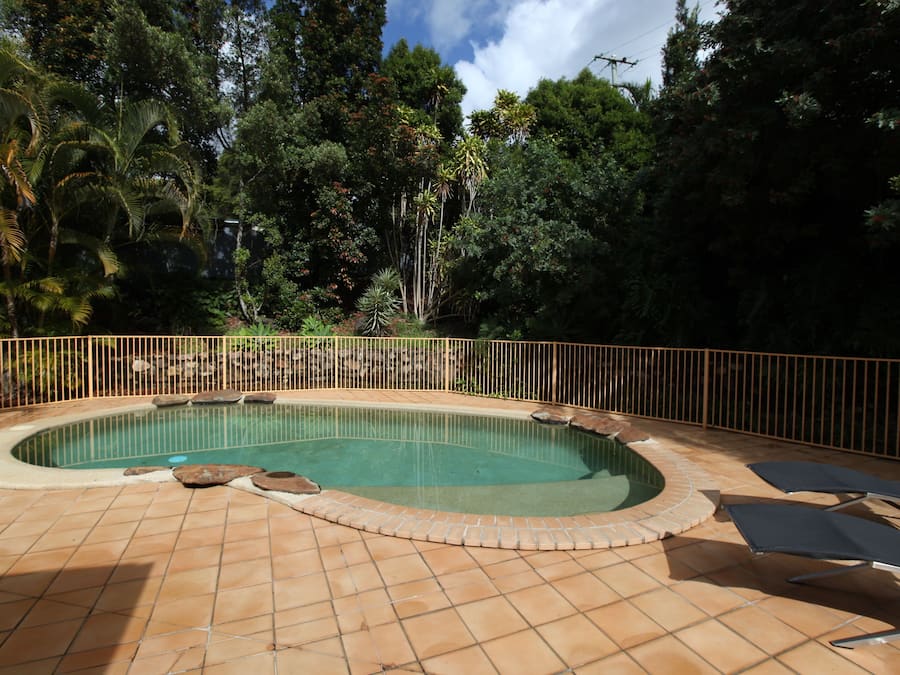 Una piscina al aire libre, tumbonas