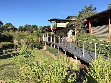 供应晚餐,地方菜,花园景观. 红桥汽车旅馆